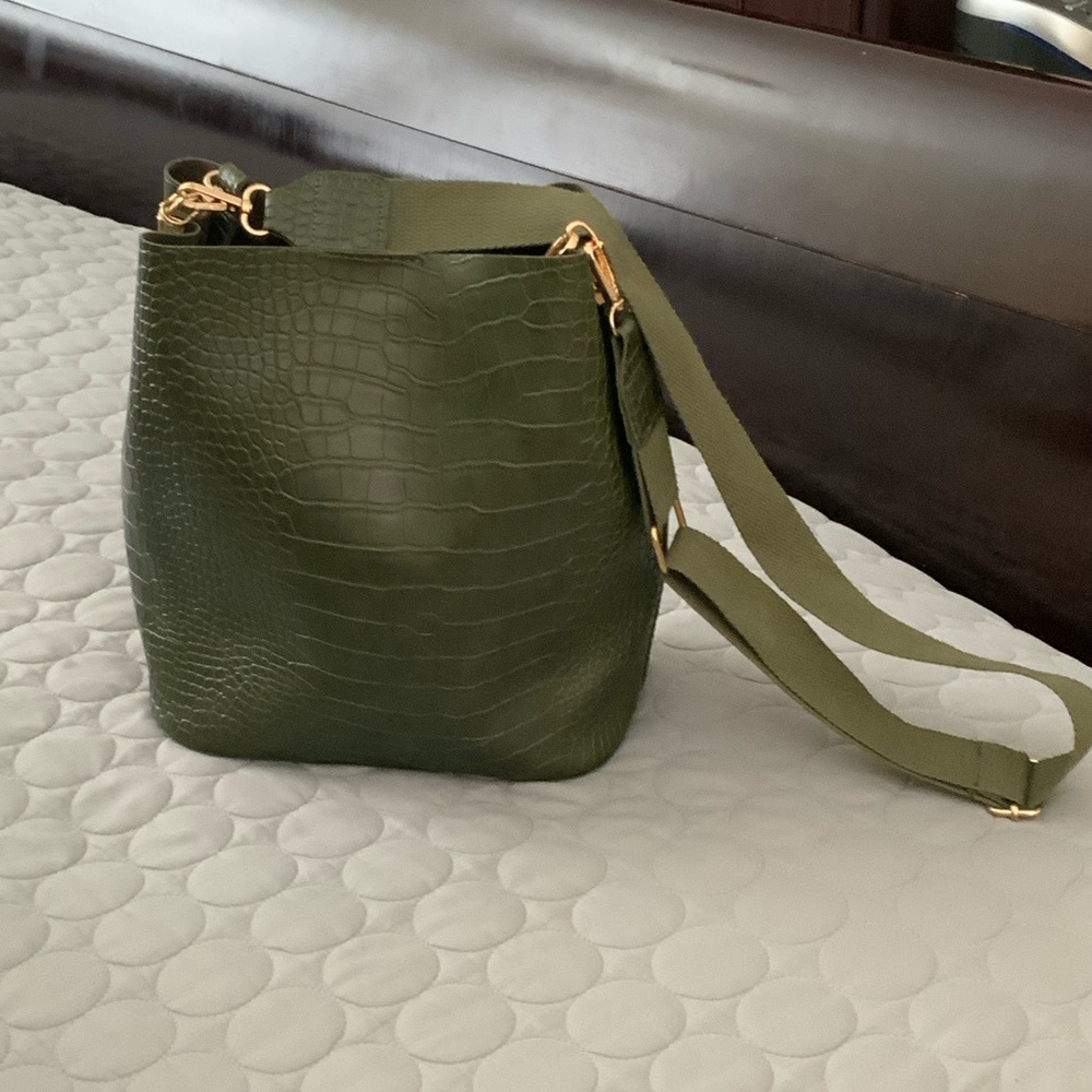 Chic Dark Green Croc-Embossed Shoulder Bag